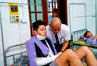 Nhân chứng kể lại giây phút xe khách lật khiến 10 người tử vong