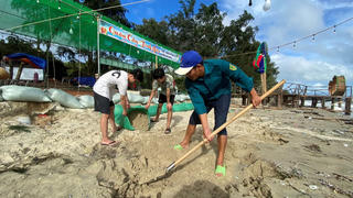 Quân và dân huyện đảo Cô Tô hối hả dọn dẹp sau mưa bão
