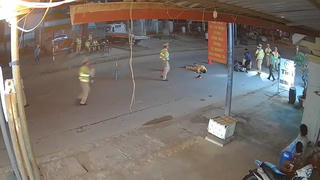 Bị yêu cầu dừng xe, 2 thanh niên lao thẳng vào cán bộ CSGT 