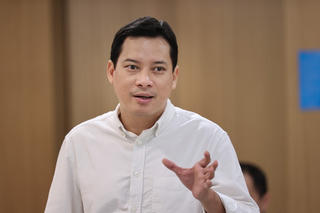 Vì sao không 'phong sát' nghệ sĩ, người nổi tiếng lệch chuẩn?