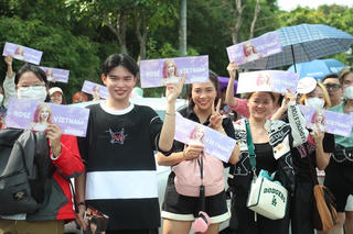 [VIDEO] Khán giả háo hức trước đêm diễn của BlackPink