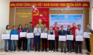 Trao hỗ trợ cho ngư dân Vân Đồn bị thiệt hại do cơn bão số 3