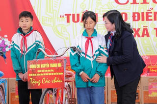 Thái Nguyên: Tặng quà Tết cho người nghèo vùng cao