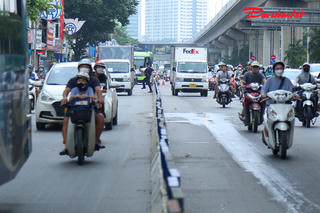 [ẢNH] Tách làn phương tiện trên đường Nguyễn Trãi: Người dân vẫn di chuyển sai làn đường