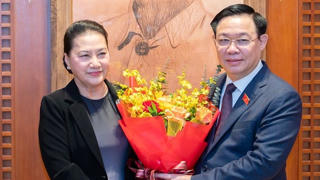 Lễ trao Huân chương  tặng các vị nguyên lãnh đạo Quốc hội