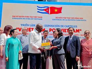 2 Phó Chủ tịch nước Việt Nam và Cuba dự triển lãm cổ động 'Vì Việt Nam'