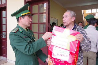 Hải Phòng: Trao 150 suất quà trong chương trình 'Xuân Biên phòng ấm lòng dân biển'