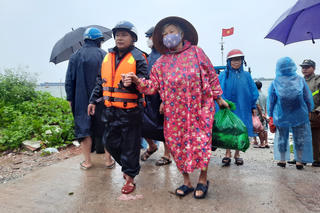 Tam Kỳ (Quảng Nam): Sơ tán dân đi trú tránh bão số 4
