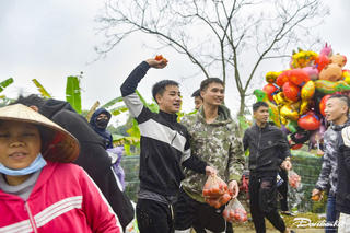 Phiên chợ ném cà chua ở xứ Thanh