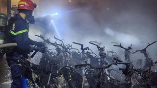 Bãi xe trong khuôn viên Phòng CSGT tỉnh Thừa Thiên - Huế bất ngờ bốc cháy