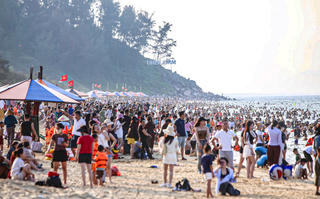 Hàng vạn du khách đổ về bãi biển đẹp nhất Hà Tĩnh