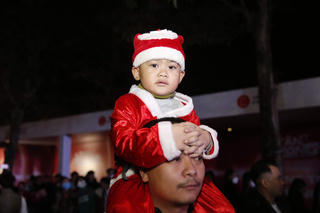 Hà Nội: Hồ Gươm tắc nghẽn trong đêm Noel