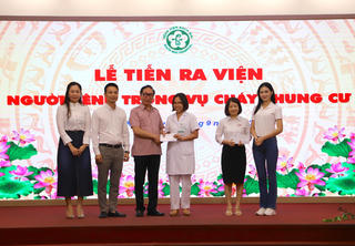 Đoàn thiện nguyện của Hoa hậu Lương Kỳ Duyên đến thăm hỏi các bệnh nhân vụ cháy chung cư mini tại Hà Nội