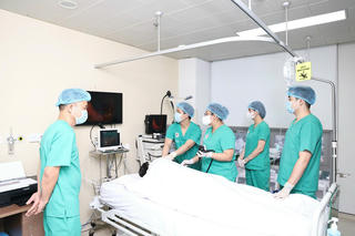 Thiếu nữ nhập viện cấp cứu vì nuốt phải khuyên lưỡi