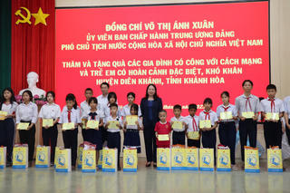 Phó Chủ tịch nước Võ Thị Ánh Xuân tặng quà các gia đình có công với cách mạng tại huyện Diên Khánh 