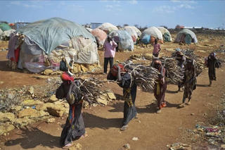 Mắc kẹt trong nợ nần và nạn đói