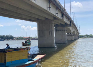 Người phụ nữ dừng xe trên cầu, nhảy xuống sông Thạch Hãn