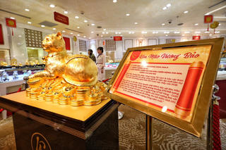 Hà Nội: Cận cảnh tượng mèo bằng vàng 9999 khổng lồ nặng 48 kg