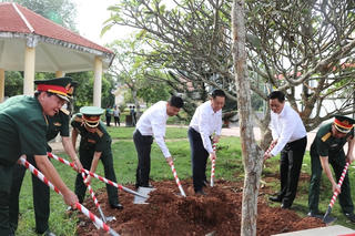 Ban Tuyên giáo Trung ương tổ chức đoàn dâng hoa, dâng hương tại Di tích lịch sử quốc gia Chốt chặn Tàu Ô