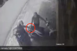 Tên cướp đảo 2 vòng ra tay giật điện thoại của cô gái