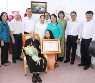 Trao Huân chương Lao động hạng Ba cho Linh mục Phan Khắc Từ