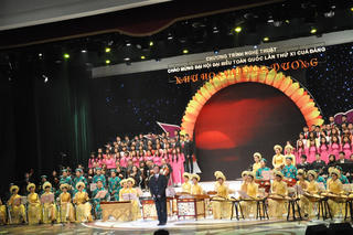 'Rạng đông' cùng dàn nhạc dân tộc Việt Nam hát vang bài ca về đất nước