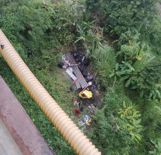 Xe mất lái trên cao tốc Nội Bài - Lào Cai lao xuống cầu, 2 người bị thương