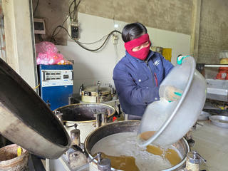 Nghệ An: Người dân ép lạc, vừng, đậu tương lấy dầu ăn