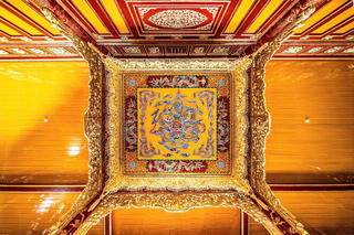 Ngắm vẻ đẹp lộng lẫy của bửu tán trong Hoàng cung Huế