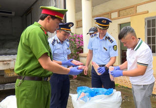 Lạng Sơn: Thu giữ gần 1 tấn chân giò lợn đang phân hủy