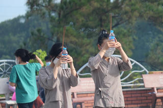 [ẢNH] Sĩ tử lễ Phật cầu may mắn trước kỳ thi THPT Quốc gia