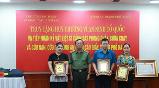 Truy tặng Huy chương Vì an ninh Tổ quốc cho Liệt sĩ Đặng Anh Quân