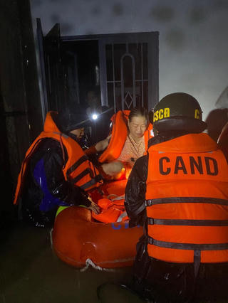 Đà Nẵng: Đưa hơn 1.700 hộ dân ra khỏi khu vực ngập sâu do mưa lớn