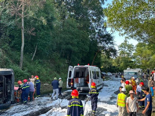 Xe bồn chở dầu bị lật trên đèo Hải Vân, tài xế mắc kẹt trong cabin