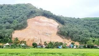 Dự án chống sạt lở tạm dừng, người dân bất an
