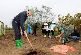 Bí thư Tỉnh uỷ cuốc ruộng trồng dâu cùng bà con