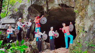 Gìn giữ bản sắc giữa guồng quay kinh tế