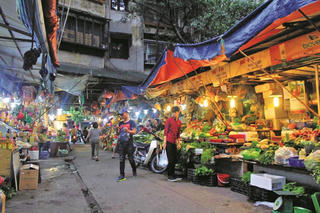 Gần Tết, chợ truyền thống vẫn ế ẩm