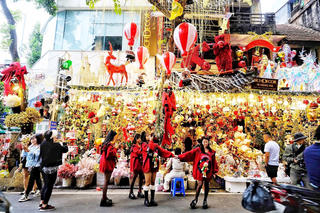 Người dân phố cổ kiếm tiền triệu mỗi ngày nhờ 'nặn' người tuyết dịp Noel