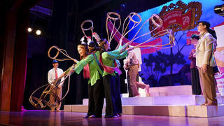 Sân khấu vẫn sáng đèn từ… quá khứ