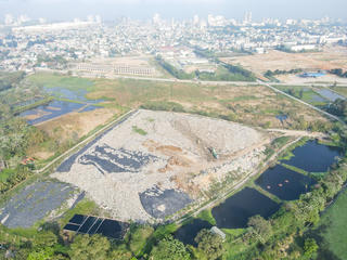 Bãi rác 'hành dân' giữa lòng thành phố biển