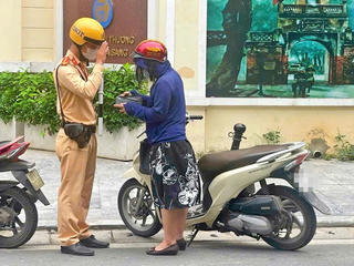 Hà Nội: Nhiều trường hợp đi xe ngược chiều vì... tiện