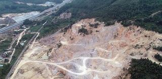 Quảng Ninh: Bắt kẻ 'xẻ đồi' khai thác đất trái phép, thu lợi hàng tỷ đồng