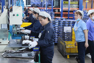 Cần những điểm tựa cho nữ công nhân xa quê