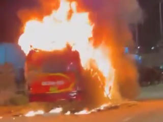 30 hành khách xách đồ, tháo chạy khỏi chiếc xe khách đang bốc cháy 