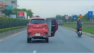 Mở cửa xe khi chạy trên quốc lộ, nữ tài xế bị tước giấy phép 2 tháng