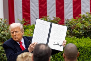 Tổng thống Donald Trump khẳng định sẽ không hoãn áp thuế đối ứng