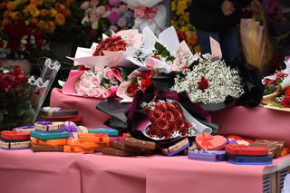 [ẢNH] Đường phố Hà Nội ngập sắc hoa tươi ngày lễ tình nhân 14-2