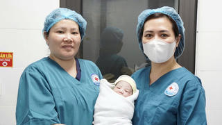 Xuyên đêm giông bão, kíp bác sĩ vượt biển cứu sản phụ nguy kịch