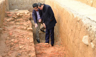 Cận cảnh nơi phát lộ nền móng tường thành kinh đô Hoa Lư xưa